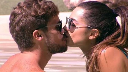 Paula e Breno trocam carinhos na casa do “BBB 18”