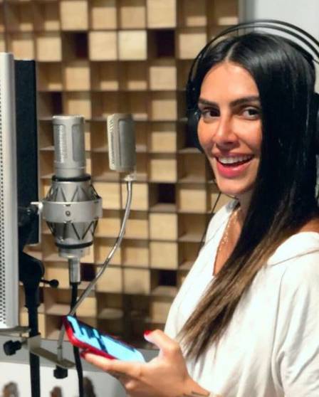 Cleo Pires no estúdio de gravação