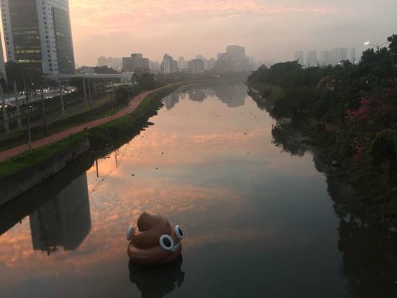 Inflável gigante de emoji de cocô foi colocado no Rio Pinheiros por um movimento