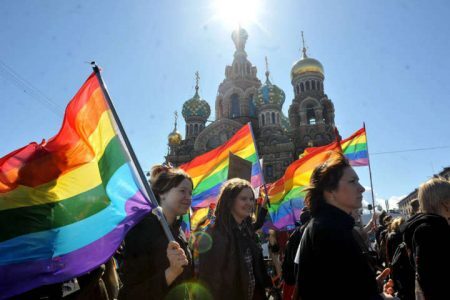 Ativistas protestam em São Petersburgo após lei contra a exibição de símbolos LGBT entrar em vigor em toda a Rússia, no ano de 2013