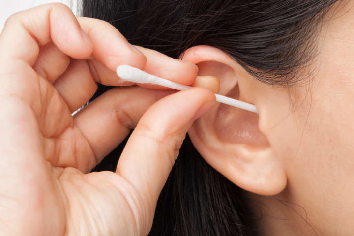 Limpar o ouvido com cotonete é perigoso