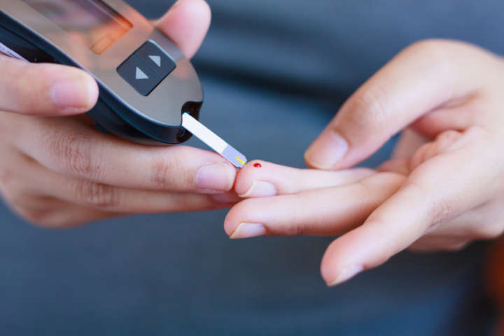 Pessoas com diabetes podem sofrer com hiper ou hipoglicemia quando fazem jejum prolongado para exames