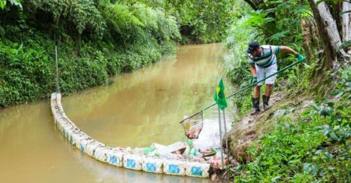 Os resíduos “pescados” pela ecobarreira são transformados em recursos financeiros para um colégio