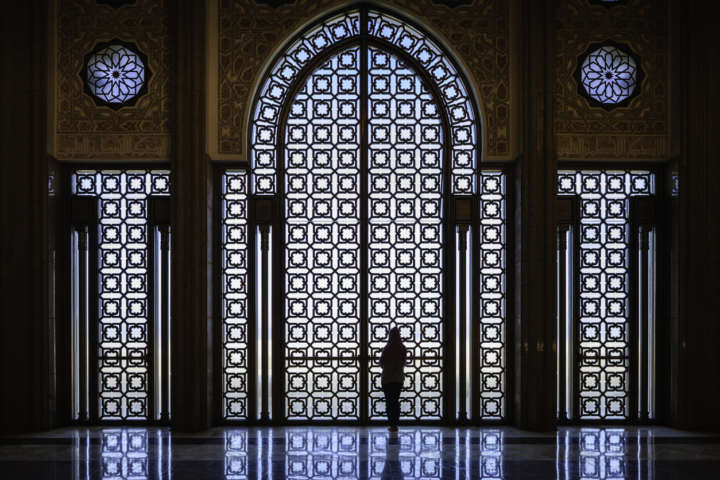 Interior da mesquita Hassan 2º, uma das atrações que não pode ficar de fora do roteiro