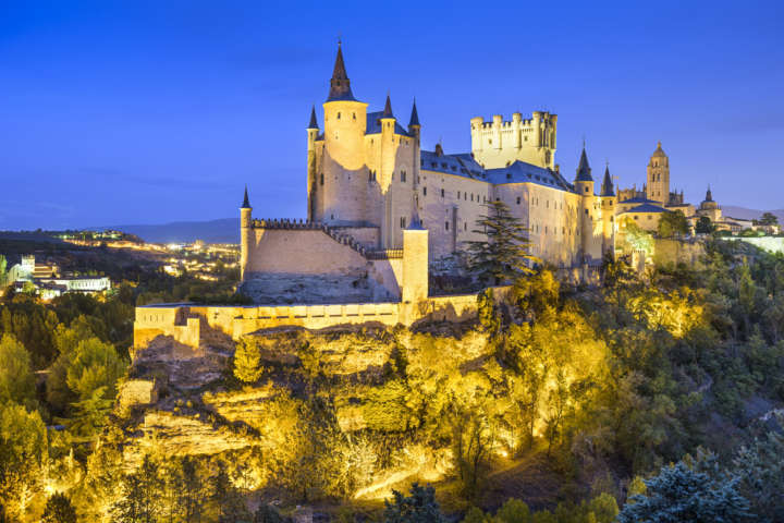 O castelo de Alcazar iluminado em Segóvia, na Espanha