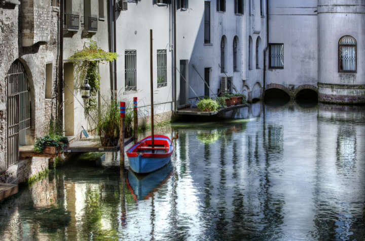 Pequenos canais passam cortam a pequena cidade de Treviso