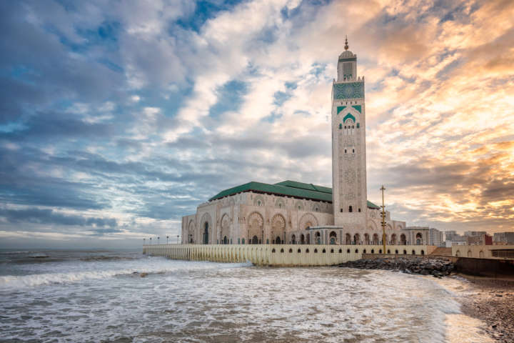 A imponente mesquita Hassan 2º domina a paisagem da orla de Casablanca