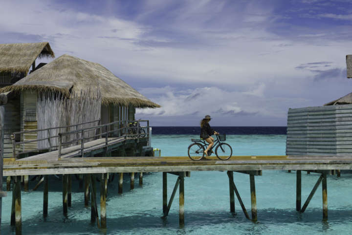 Com suas praias de águas rasas e cristalinas, as Maldivas tornaram-se destino preferido
