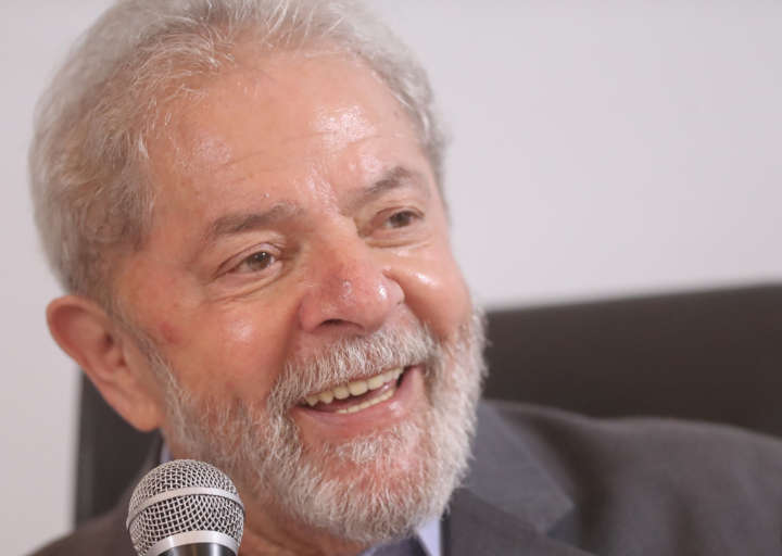 Lula estava em caravana pelo sul do país e foi alvo de ovos