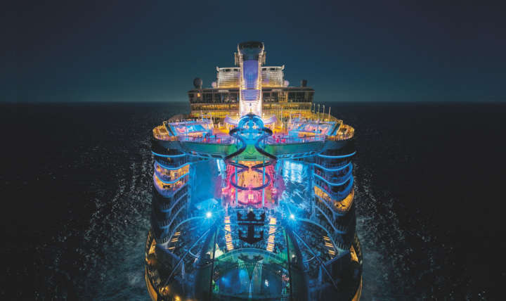 Vista do Harmony of the Seas, o maior navio de cruzeiros do mundo tem capacidade para 8.000 pessoas
