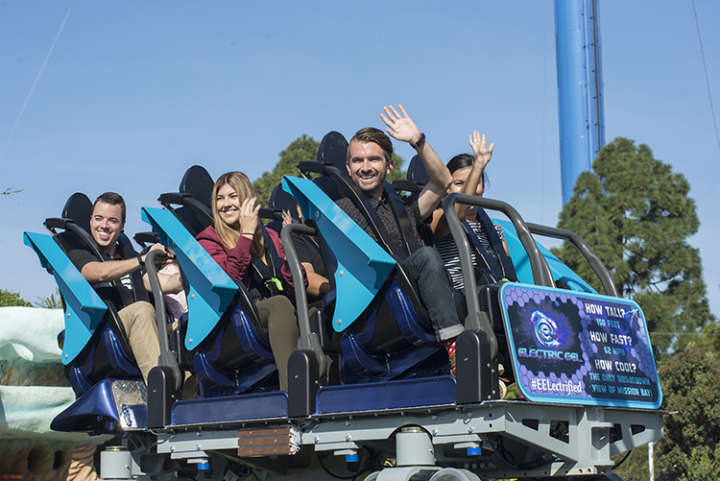 O carrinho da montanha-russa acomodará seis pessoas