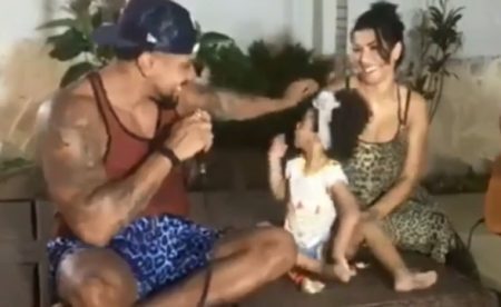 Naldo Benny canta ao lado da filha, Maria Victória, e da esposa, Ellen Cardoso