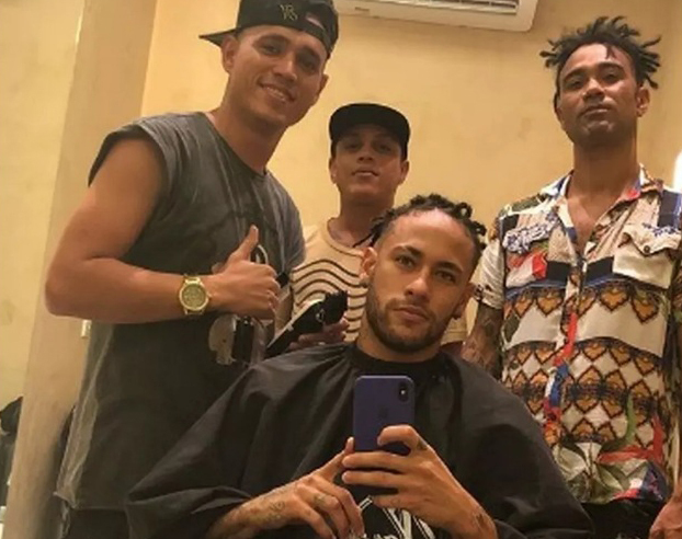 Neymar posta foto do novo visual ao lado dos parças