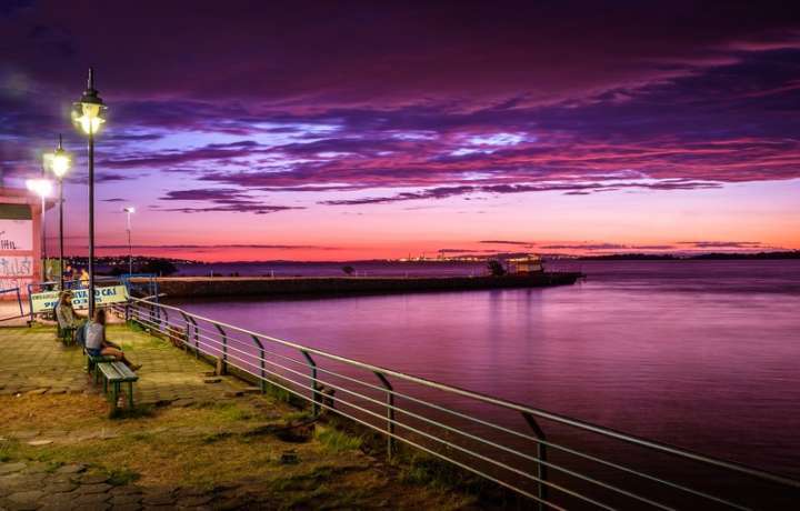 Ao visitar Porto Alegre, não deixe de admirar o pôr do sol no Guaíba