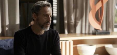 Henrique (Emílio de Mello) vai correr para a casa da vingativa para pedir ajuda a ex-mulher