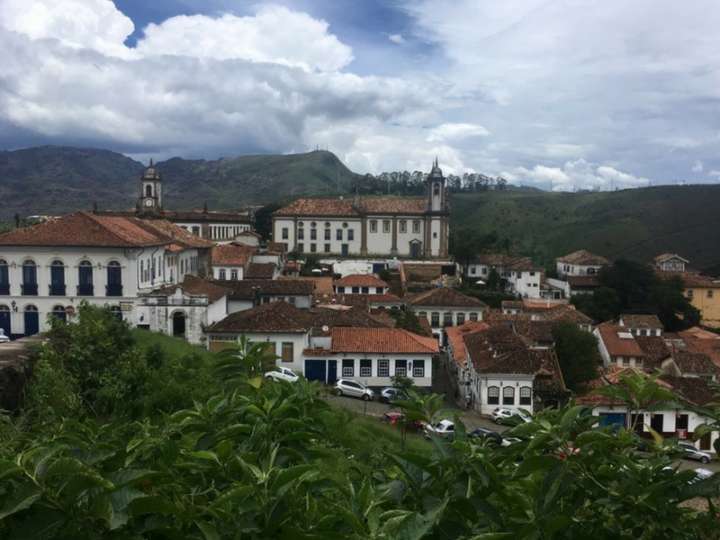 A cada subida e descida de ladeira em Ouro Preto, o horizonte muda