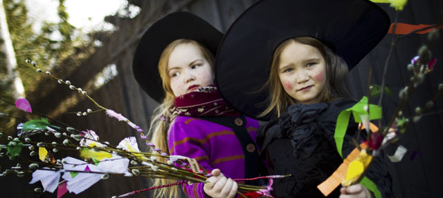 Na Suécia e na Finlândia as crianças se vestem de bruxas