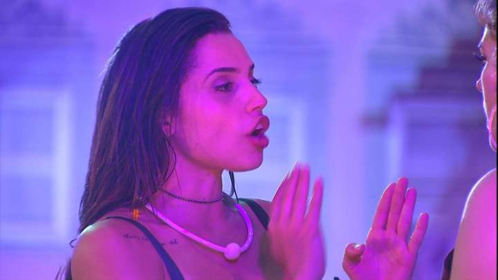 Durante a festa “Roda de Samba”, Paula teve mais uma DR com Ana Clara sobre Breno