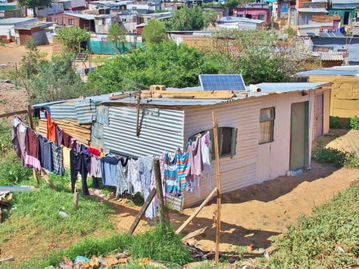 Painel solar instalado em casa de assentamento informal na África do Sul