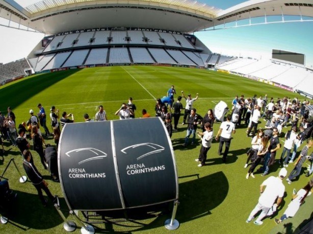 Turistas e torcedores durante tour pela Arena Corinthians