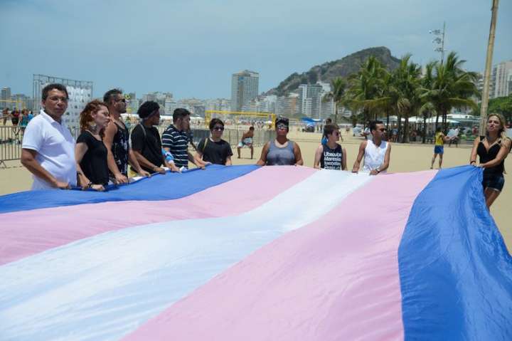 Manifesto realizado na praia de Copacabana lembra as vítimas da transfobia no Brasil