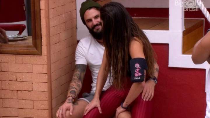 Paula senta no colo de Wagner, no BBB 18, e Gleici reprova