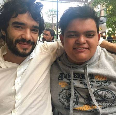 Caio Blat com o filho adotivo, de Antonio