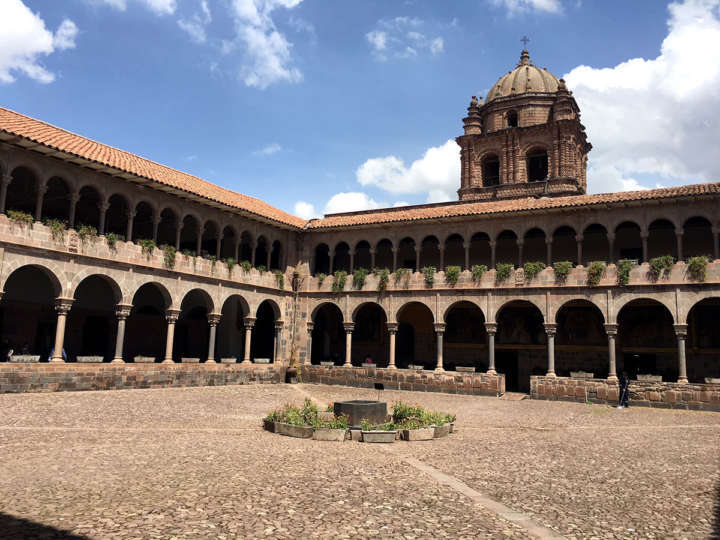 Quando os exploradores chegaram a Qorikancha, derreteram seu revestimento de ouro e esculturas e as enviaram à Espanha