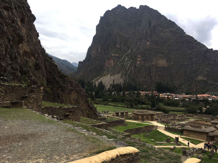 Com um pouco de atenção é possível distinguir o rosto esculpido na montanha