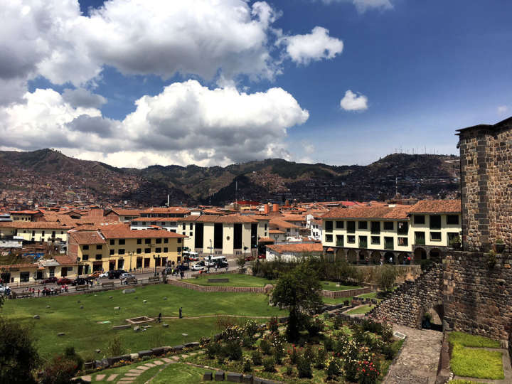 Os muros que delimitam o convento espanhol deixaram de fora parte das ruínas do templo Inca