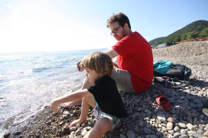 Em um momento de pai para filho, Chico e Edison contemplam Baikal, o maior lago do mundo, no interior da Rússia