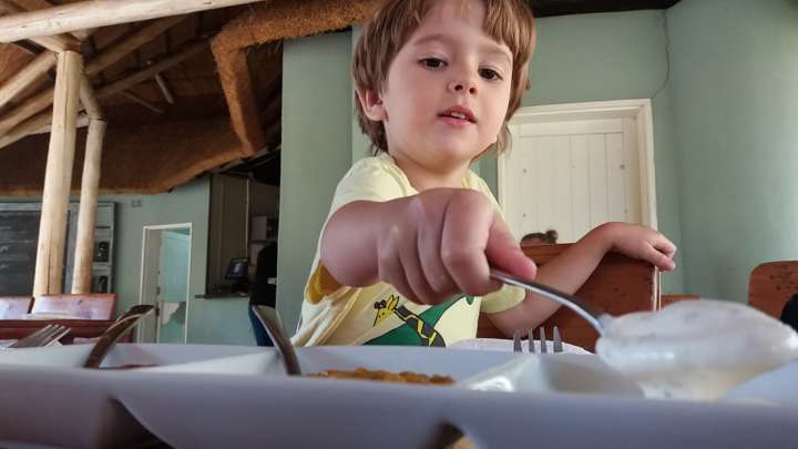 o Zimbábue, Chico vendo o que tinha no café-da-manhã. Não quis comer, mas não morreu de fome por causa disso