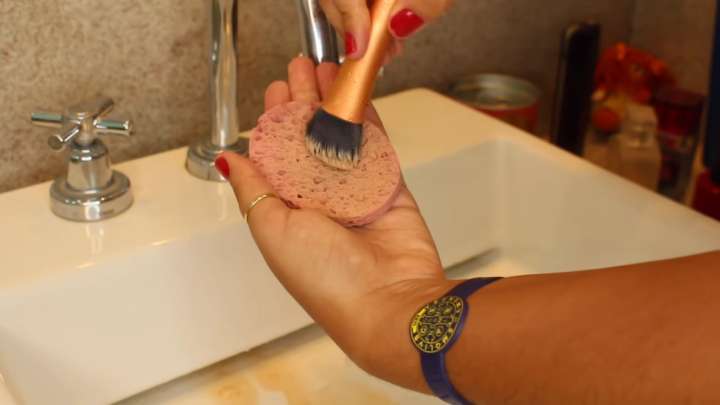 Limpeza de pincel com esponja e shampoo neutro