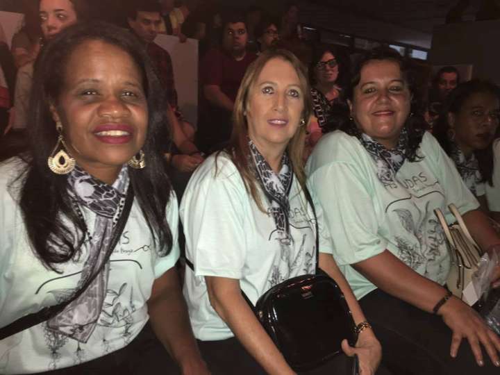 Rita Helena Nascimento, Maria Antonieta Carneiro e Sheila Carneira, artesãs do projeto Meninas de Barra Longa