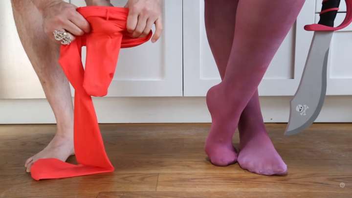 Vídeo mostra que é possível colorir meia-calça com suco em pó!