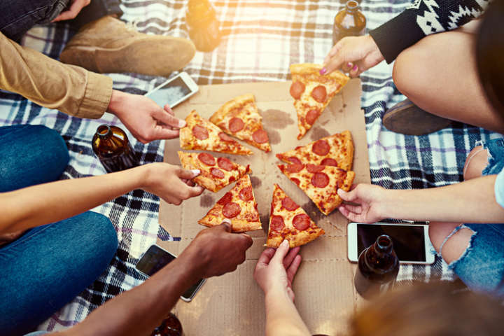 Pizza entre amigos é sempre uma boa pedida