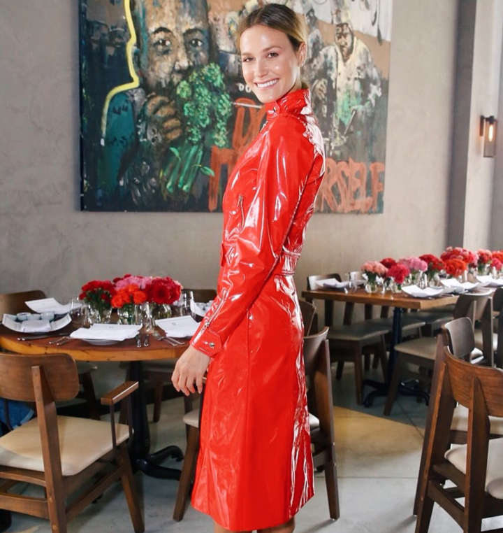 Renata Kuerten com vestido sobre-tudo vermelho de vinil