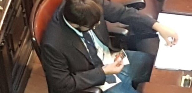 A cena dos dois assessores foi publicada nas redes sociais