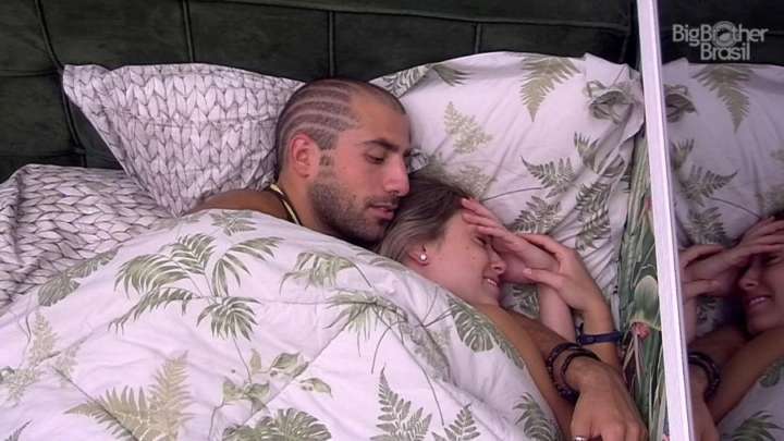 Kaysar e Jéssica no edredom