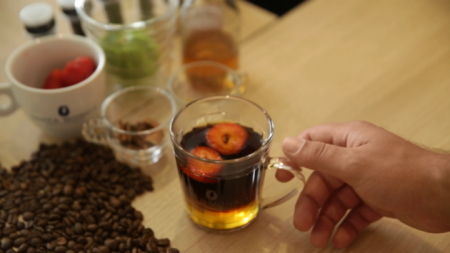O café tropicana contém frutas, mel e especiarias.