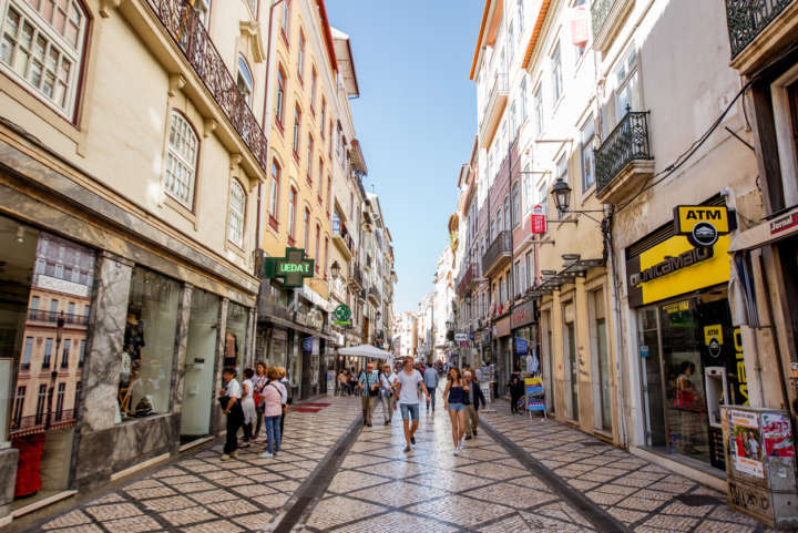 Turistas caminham por rua no centro de Coimbra
