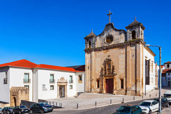 Vista da Igreja de São Salvador (à dir.) e do Museu Nacional Machado de Castro