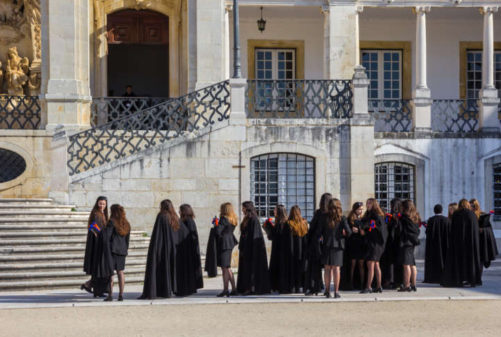 O uniforme peculiar dos alunos da Universidade de Coimbra inspirou a escritora J. K. Rowling