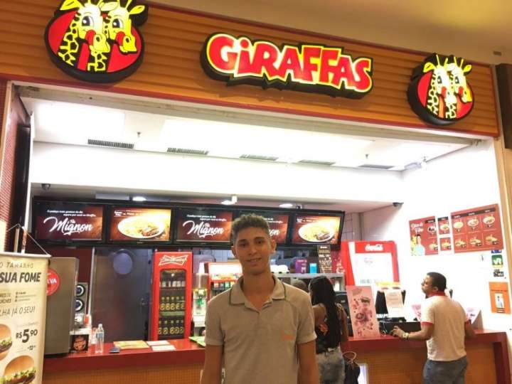 O jovem é estagiário na rede Giraffas há quase um ano