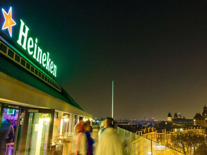 Do alto do Heineken Rooftop é possível ter uma vista para os canais de Amsterdã