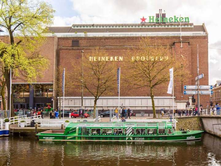 Entrada da fábrica da cervejaria Heineken, na região central de Amsterdã