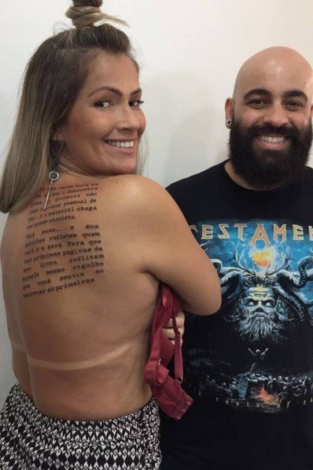 Fani faz tatuagem enorme nas costas com frase escrita por ela