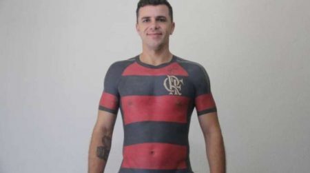 Torcedor tatua camisa do Flamengo no corpo