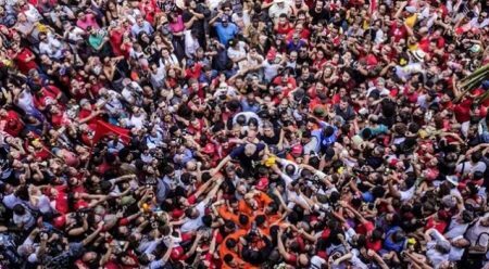 Imagem de Lula nos braços do povo na tarde deste sábado, 7, ganhou destaque em todo o mundo