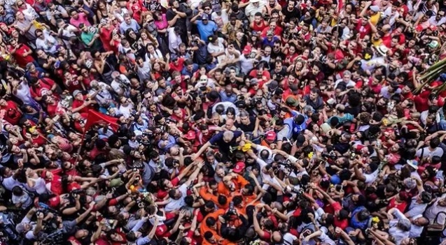 Imagem de Lula nos braços do povo ganhou destaque em todo o mundo